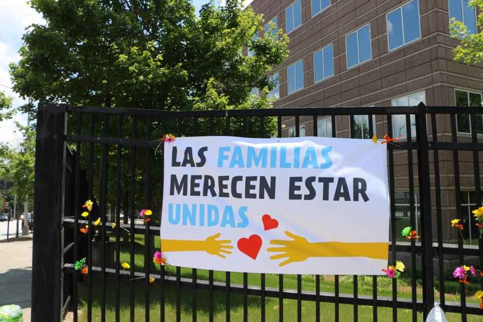 El letrero que dice "Las Familias Merecen Estar Unidas"