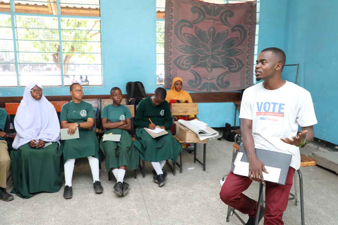 Former fellow Ally Seif Ramadhani teaching students enrolled in his new youth grassroots program, the KIRANJA Project.